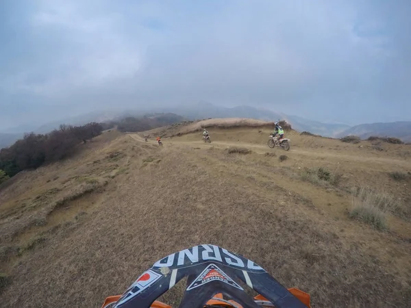 Enduro reis met vuilfiets in hoge bergen in de Caucasus natuur — Stockfoto