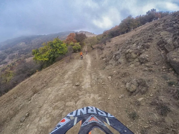 Enduro viaggio con bici da cross in alta montagna nella natura del Caucaso — Foto Stock