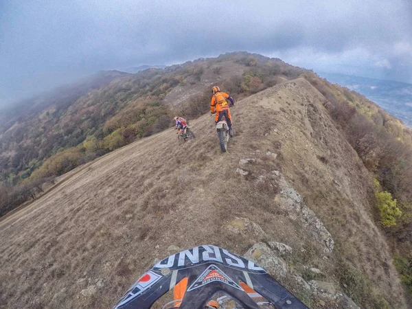 Enduro ταξίδι με ποδήλατο ρύπου σε υψηλά Όρη μέσα στη φύση του Καυκάσου — Φωτογραφία Αρχείου