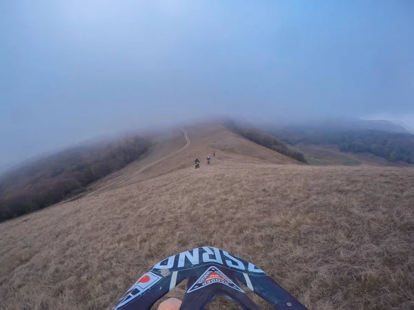 Enduro viaggio con bici da cross in alta montagna nella natura del Caucaso — Foto Stock