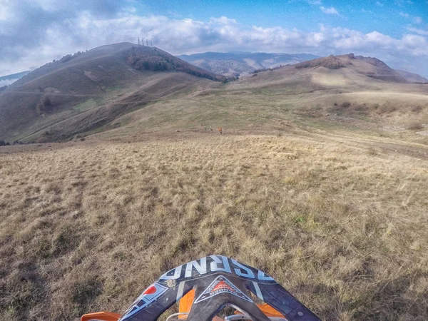 Viagem de Enduro com bicicleta de sujeira em altas montanhas no Cáucaso natureza — Fotografia de Stock