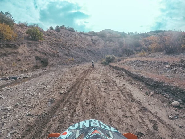 Enduro viaggio con bici da cross in alta montagna nella natura del Caucaso — Foto Stock