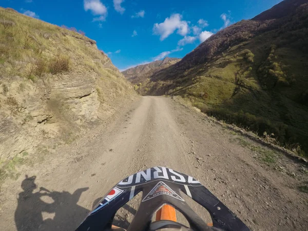 코 카 서 스 자연에 높은 산에서 흙 자전거 enduro 여행 — 스톡 사진