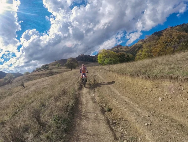 Enduro resan med smuts cykeln i kickberg Caucasus natur — Stockfoto