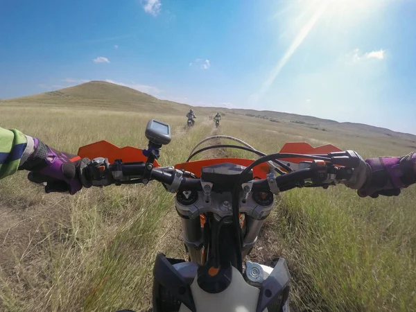 Enduro reis met vuilfiets in hoge bergen in de Caucasus natuur — Stockfoto