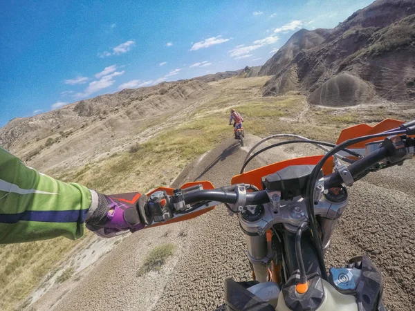 Voyage en Enduro avec un vélo de saleté en haute montagne dans la nature du Caucase — Photo