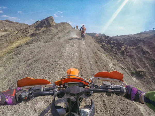 Enduro reis met vuilfiets in hoge bergen in de Caucasus natuur — Stockfoto