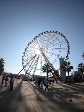 Batum şehir dönme dolap Gürcistan'daki plaja yakın