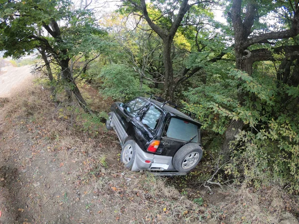 L'auto del SUV si è schiantata dalla strada nelle montagne georgiane — Foto Stock