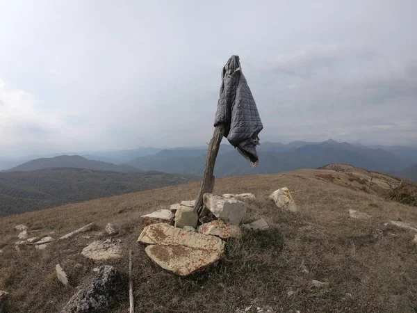Alte Fahne zerrissene Jacke hängt am Berg — Stockfoto