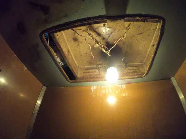 Eski ampul asansörde tel üzerinde asılı — Stok fotoğraf