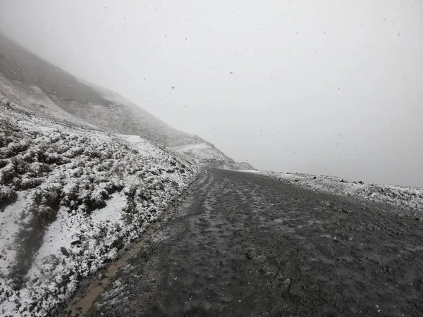 Strada invernale sulle montagne della Georgia — Foto Stock