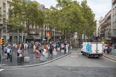 Turistler yaz Avrupa Barselona şehrinin sokakta