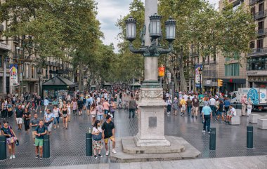 Turistler yaz Avrupa Barselona şehrinin sokakta