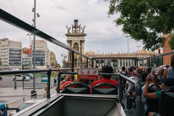 Turister i en turistbuss på en sightseeingtur i Barcelone — Stockfoto