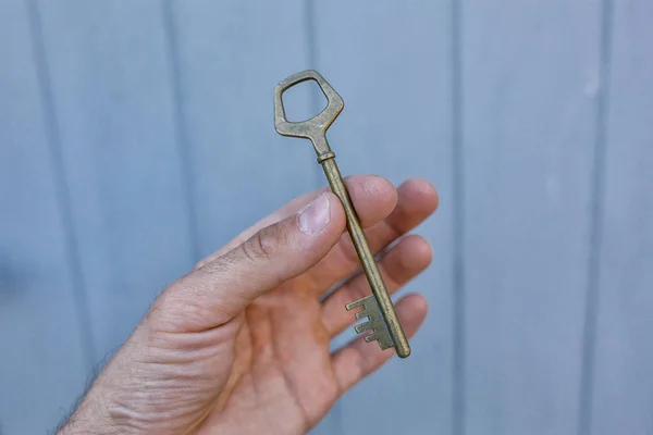 老式黄铜门钥匙在勒芒手 — 图库照片