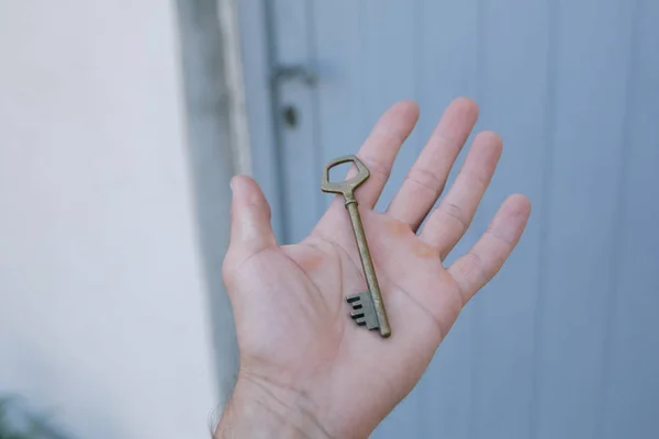 Old vintage brass door Key in mans hand — Stock Photo, Image