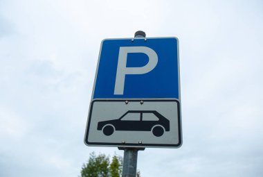 Güney Avrupa şehri sokakta Trafiğin işaretleri