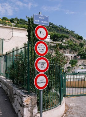 Güney Avrupa şehri sokakta Trafiğin işaretleri