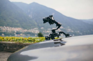 Enayiler otomatik araba araba steadicam üzerinde kamera gimbal tutar