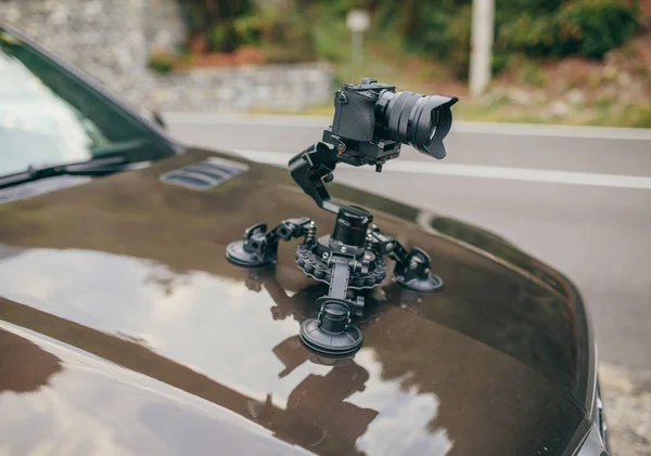 Cámara gimbal en el coche steadicam mantiene en retoños en el coche auto —  Fotos de Stock