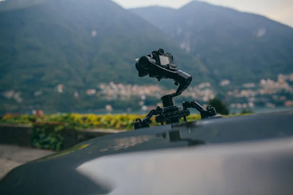 Cámara gimbal en el coche steadicam mantiene en retoños en el coche auto —  Fotos de Stock