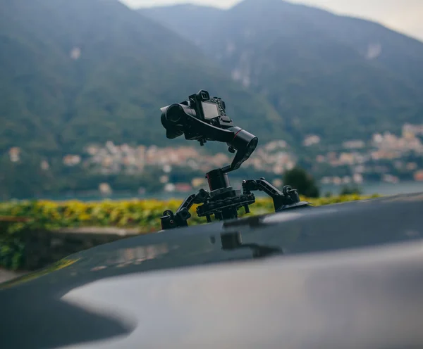 Cámara gimbal en el coche steadicam mantiene en retoños en el coche auto —  Fotos de Stock