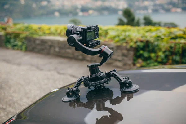 Camera gimbal on the car steadicam keeps on suckers on the auto car — Stock Photo, Image