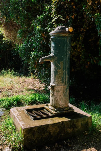 De waterkolom in de straat met betonnen basis en stromend water — Stockfoto