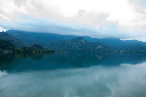 Lago azul nas montanhas da Alemanha — Fotografia de Stock