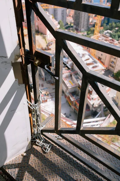 Iron gate Iron gate met uitzicht op de klif-gebouw en de stad in Monaco — Stockfoto