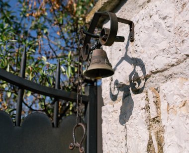 Güney Avrupa şehirde duvardaki Vintage çan