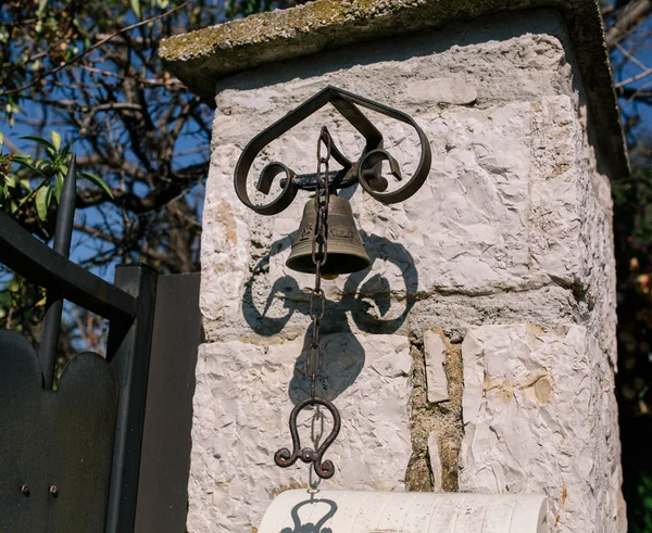 Campana vintage en la pared de la ciudad del sur de Europa — Foto de Stock