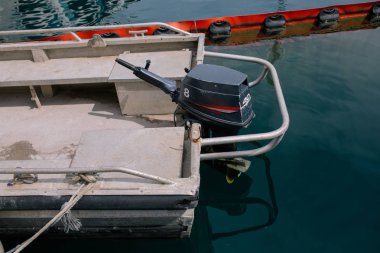 Yatta yüklü tekne motor siyah motorlar