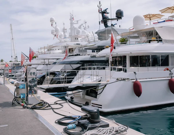 Barche e navi nel porto di Monaco in estate solare Europa — Foto Stock