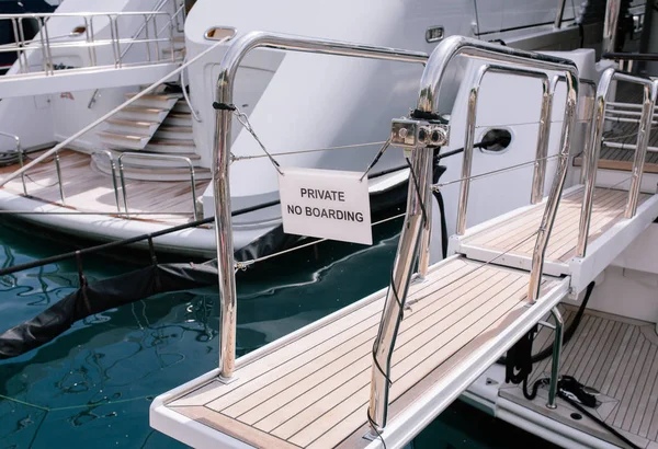 Entrée privée Yachts et bateaux dans le port de Monaco en été solaire Europe — Photo