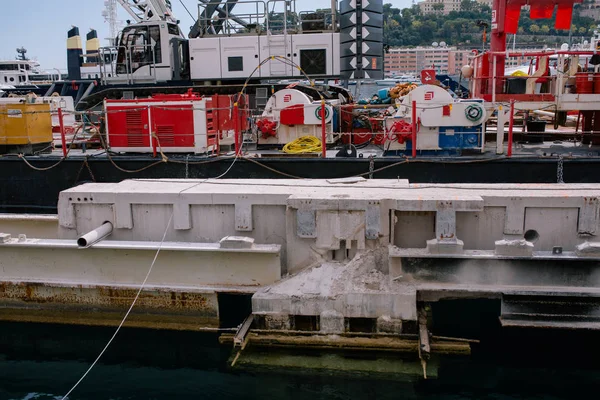 Grue de chantier à flot dans le port de Monaco — Photo