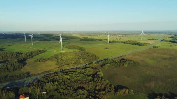 Vind Station gröna fält och skog natur i Litauen — Stockvideo