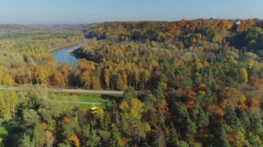 Nehri üzerinde köprü sonbahar orman Sigulda şehir doğa, Gauya, 4 k drone uçuş, köprü araba yukarıdan