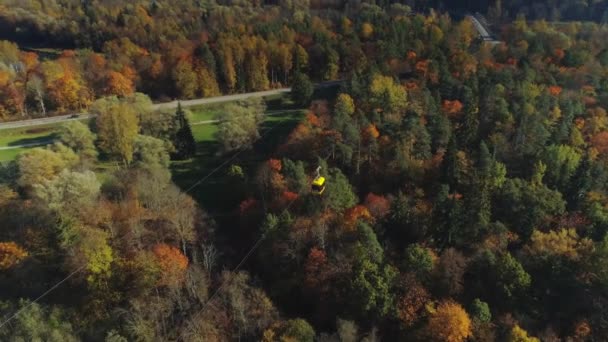 Kabelspoorweg lucht auto touw weg over de rivier en de brug — Stockvideo