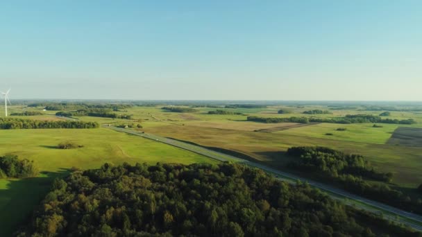 Het parcours van de snelweg in het veld auto's en windpark in Litouwen — Stockvideo