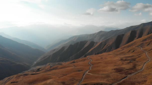 Bergen 4k epische Drone vlucht Caucasus heuvels en schoonheid van de vallei Georgische natuur — Stockvideo