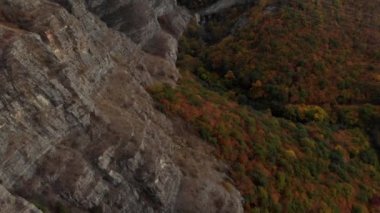 Dağlar 4k epik Drone uçuş Caucasus tepeler ve vadi güzellik Gürcü doğa