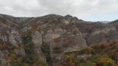 Dağlar 4k epik Drone uçuş Caucasus tepeler ve vadi güzellik Gürcü doğa