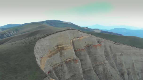 Обрыв в горах 4К эпический Беспилотный полет Кавказские холмы и долина красоты грузинской природы — стоковое видео