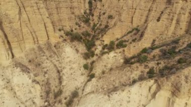 Sandy gorges dağlar 4k epik Drone uçuş Caucasus tepeler ve vadi güzellik Gürcü doğa keskin