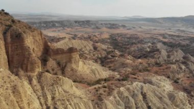 Sandy gorges dağlar 4k epik Drone uçuş Caucasus tepeler ve vadi güzellik Gürcü doğa keskin