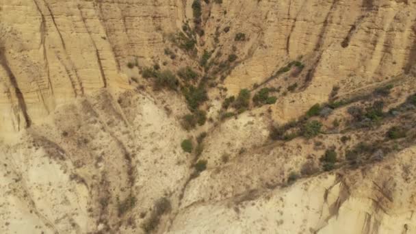 Sandy ostry wąwozy w góry 4k epickie Drone lotu Caucasus wzgórza i doliny piękno przyrody gruziński — Wideo stockowe