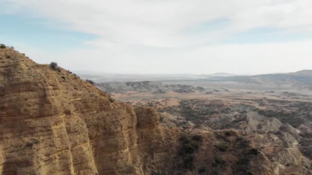 サンディ鋭い山 4 k 壮大なドローン フライト コーカサス丘や谷の美しさグルジアの自然の峡谷 — ストック動画