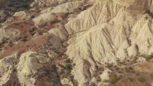 Sandy skarpa gorges i bergen 4k episka Drone flyg Caucasus hills och dalen skönhet georgiska natur — Stockvideo